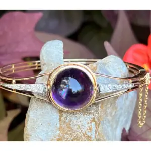 Am amethyst cabochon cut gemstone on a vintage bracelet in yellow gold