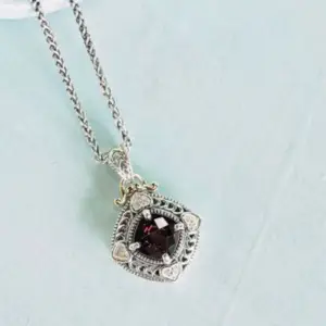 A garnet pendant necklace