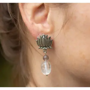 An earring with flower decor and drop down gemstone